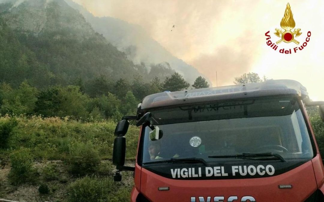Incendio a Sesto al Reghena, operaio ferito e colonna di fumo visibile a chilometri