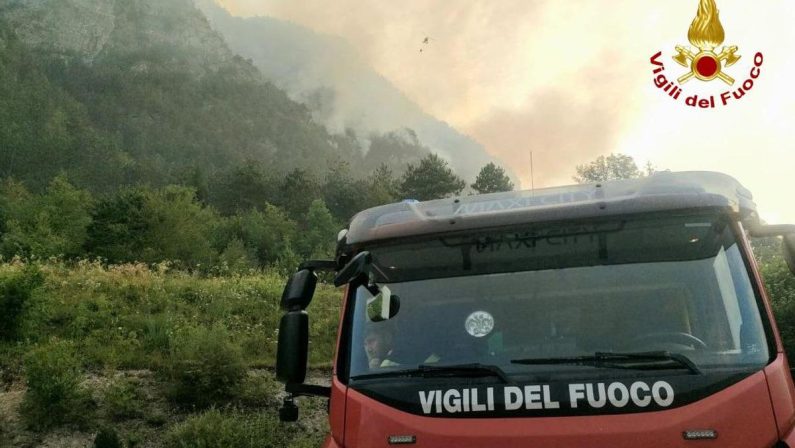 Incendio a Sesto al Reghena, operaio ferito e colonna di fumo visibile a chilometri