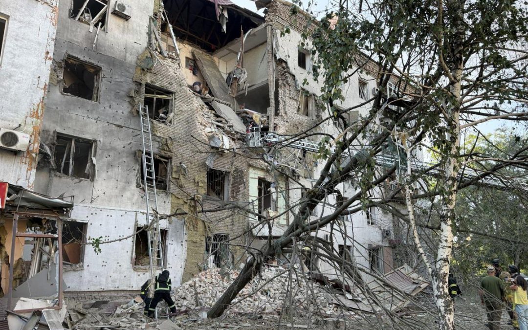 Ucraina, attacchi russi a Zaporizhzhia e Kharkiv: 6 morti. Kiev colpisce deposito petrolio