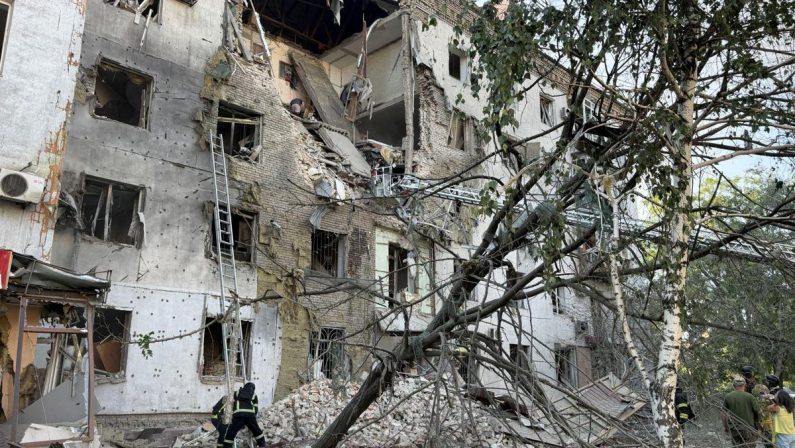 Ucraina, attacchi russi a Zaporizhzhia e Kharkiv: 6 morti. Kiev colpisce deposito petrolio