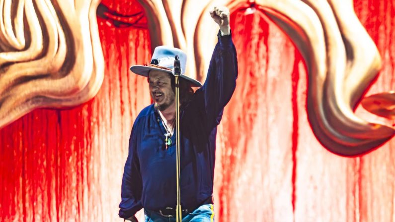 Zucchero: “Oggi fare live è più facile, giovani con i social sono macchine da guerra”