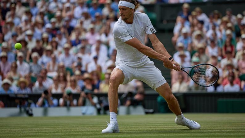 Wimbledon, paura Zverev: cade e resta a terra, lo aiuta… Sinner