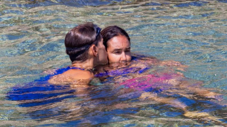 Pier Silvio Berlusconi si gode le vacanze in Corsica con Silvia Toffanin e i figli