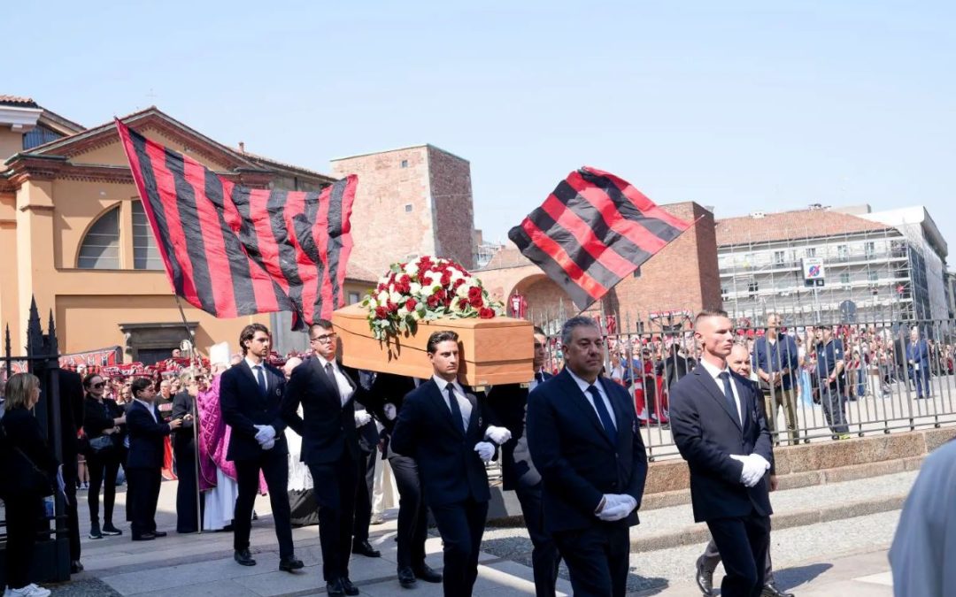 Una marea rossonera per Baresi, a Milano l’ultimo saluto al “Piscinin”