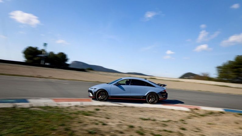 Ioniq 6 N, Hyundai apre gli ordini della sua prima berlina supersportiva 100% elettrica