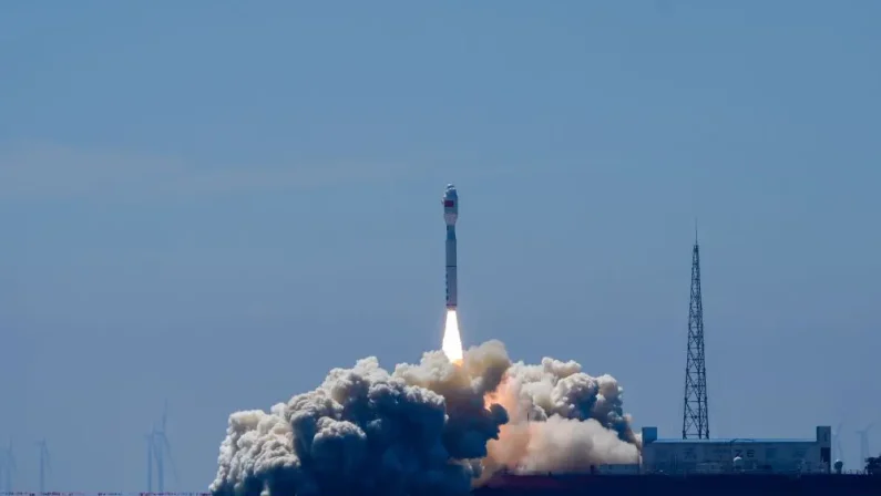 Cina, lanciati dal mare due satelliti iperspettrali nello Shandong