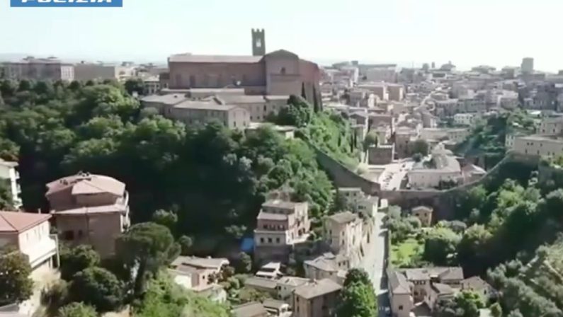 Scritte contro Meloni e i poliziotti a Siena, Digos denuncia 24enne albanese