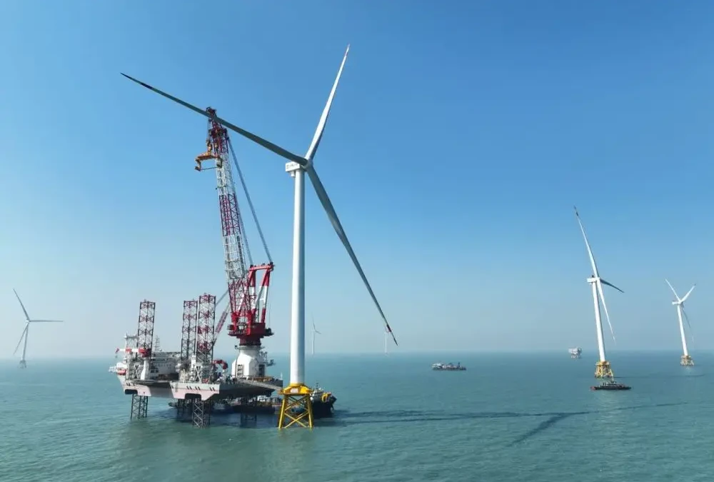 Cina, in funzione la prima piattaforma eolica galleggiante da 16 MW