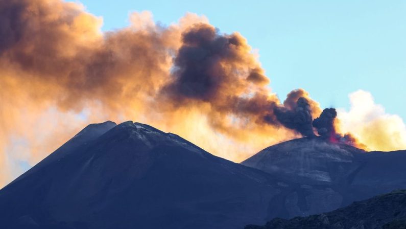 Attività eruttiva e cenere dall’Etna, voli sospesi a Catania fino alle 2 del 14 agosto