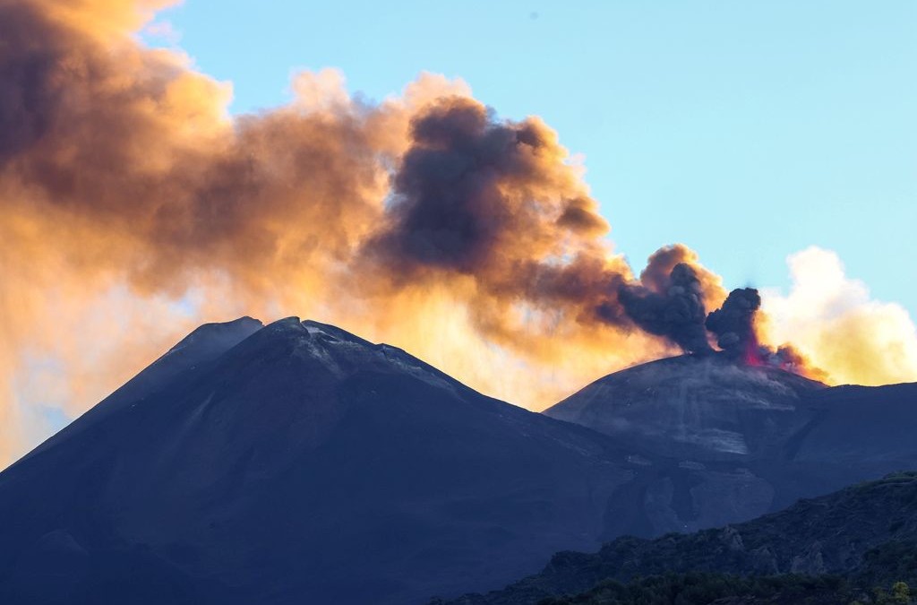 Etna, fontana di lava dal cratere voragine. Sospesi fino alle 21 i voli in arrivo all’aeroporto di Catania