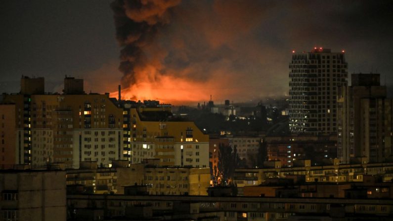 Attacchi russi nella notte vicino Kiev, tre morti tra cui un bambino