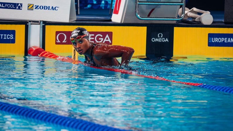 Immensa Sara Curtis, record del mondo nei 50 dorso in semifinale agli Europei