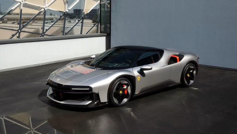 Ferrari CZ26, la nuova ONE-OFF basata sulla SF90 Stradale debutta a Pebble Beach