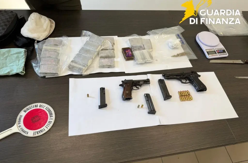 Napoli, sequestrati 2 kg di hashish e tre pistole con munizioni, un arresto