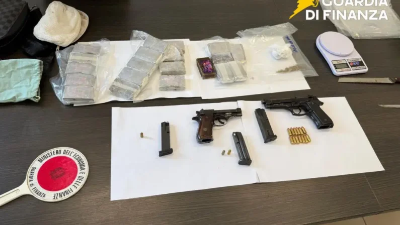 Napoli, sequestrati 2 kg di hashish e tre pistole con munizioni, un arresto