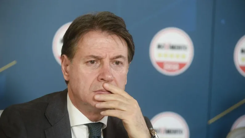Conte “Costo del carburante fuori controllo, tardivo l’intervento del Governo”