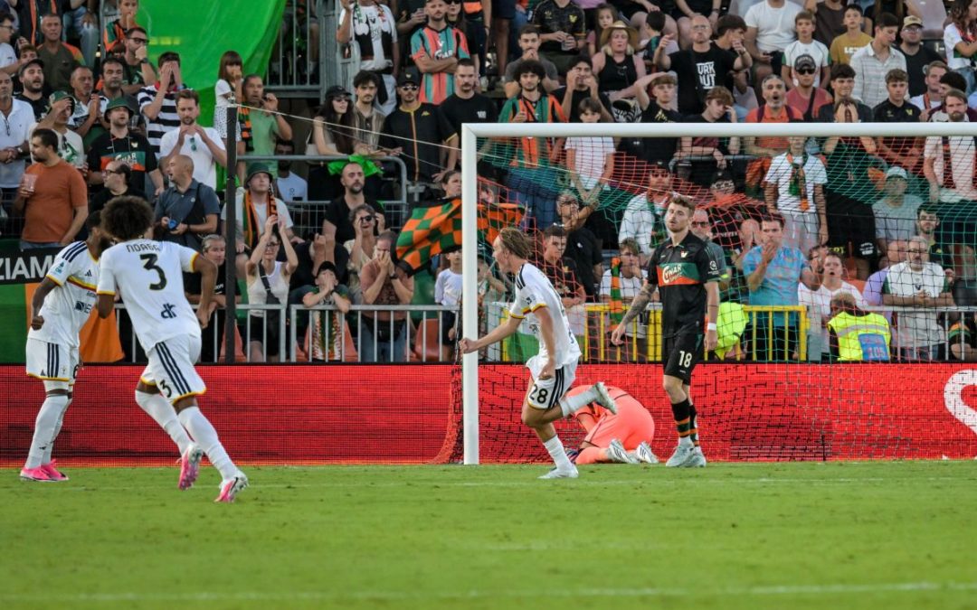 Buona la prima per il Lecce, battuto 2-0 il Venezia