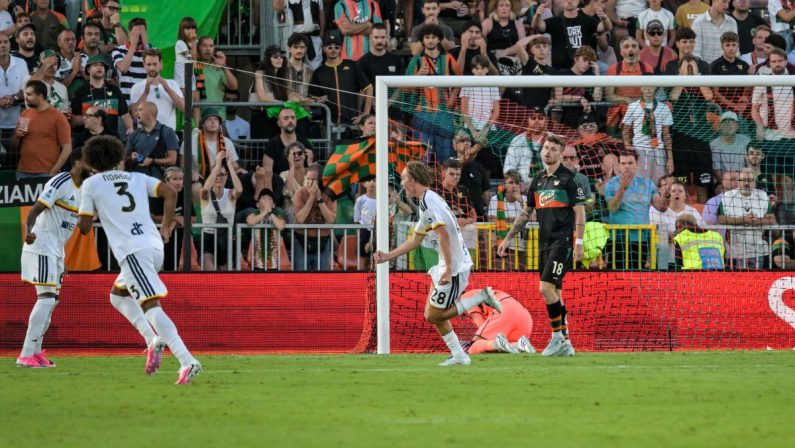 Buona la prima per il Lecce, battuto 2-0 il Venezia