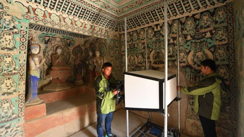 Cina, restauratori al lavoro per preservare le grotte di Mogao