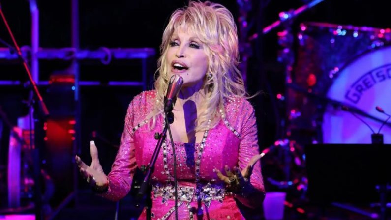 Lutto nella musica, morta a 80 anni la cantante country Dolly Parton