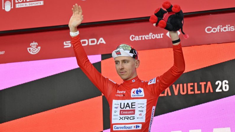 Colpo di scena alla Vuelta, Pogacar cade e si ritira. Coquard vince l’ottava tappa, Mas nuova maglia rossa
