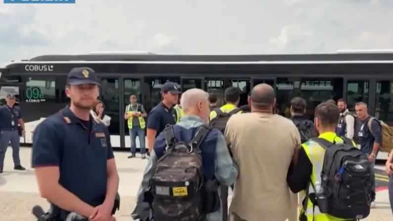 Immigrazione, rimpatriati al Cairo con volo charter 23 egiziani espulsi