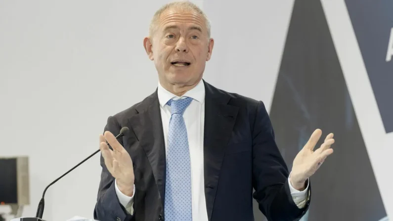 Urso “Una social card per la benzina? Allo studio misure selettive”