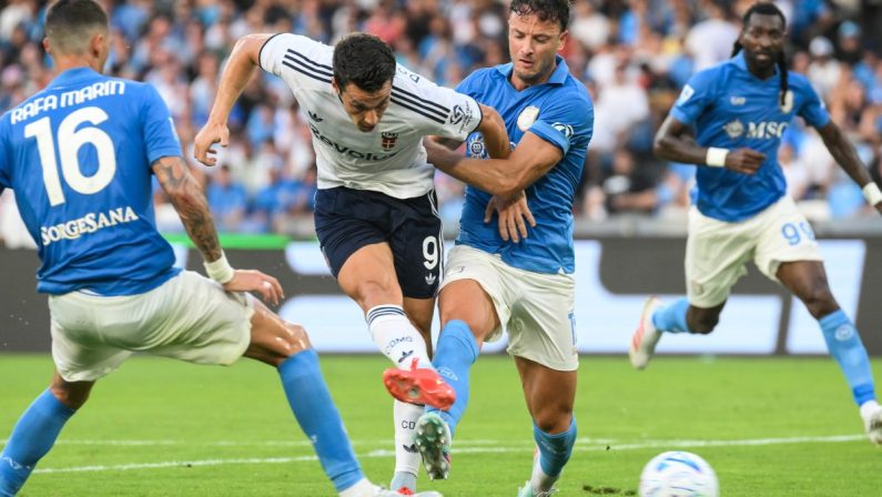Baturina e Douvikas piegano il Napoli al Maradona, vince il Como 2-1