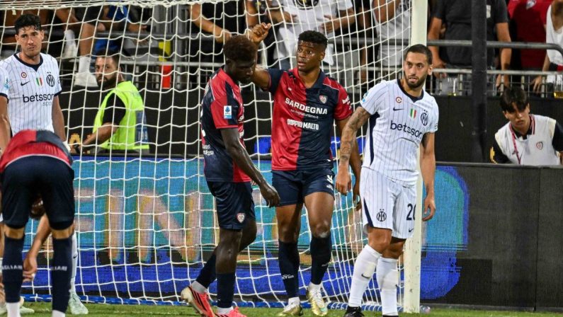 Calhanoglu lancia l’Inter a Cagliari, nerazzurri a punteggio pieno