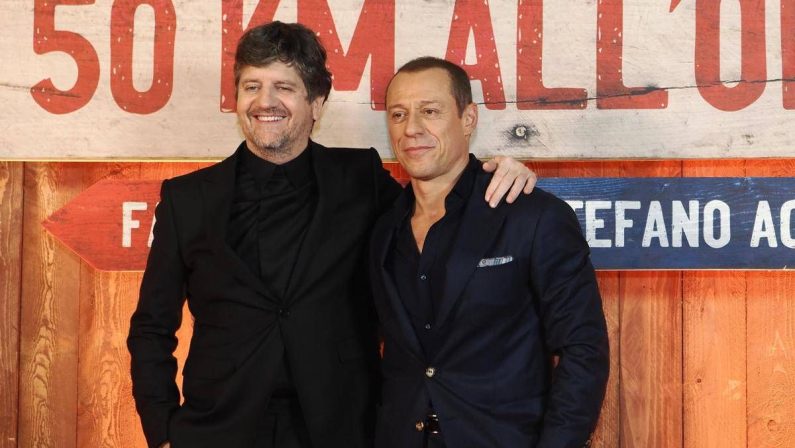 Ascolti tv 19 agosto, il film ’50 km all’ora’ su Canale 5 vince in prime time con uno share del 15,5%