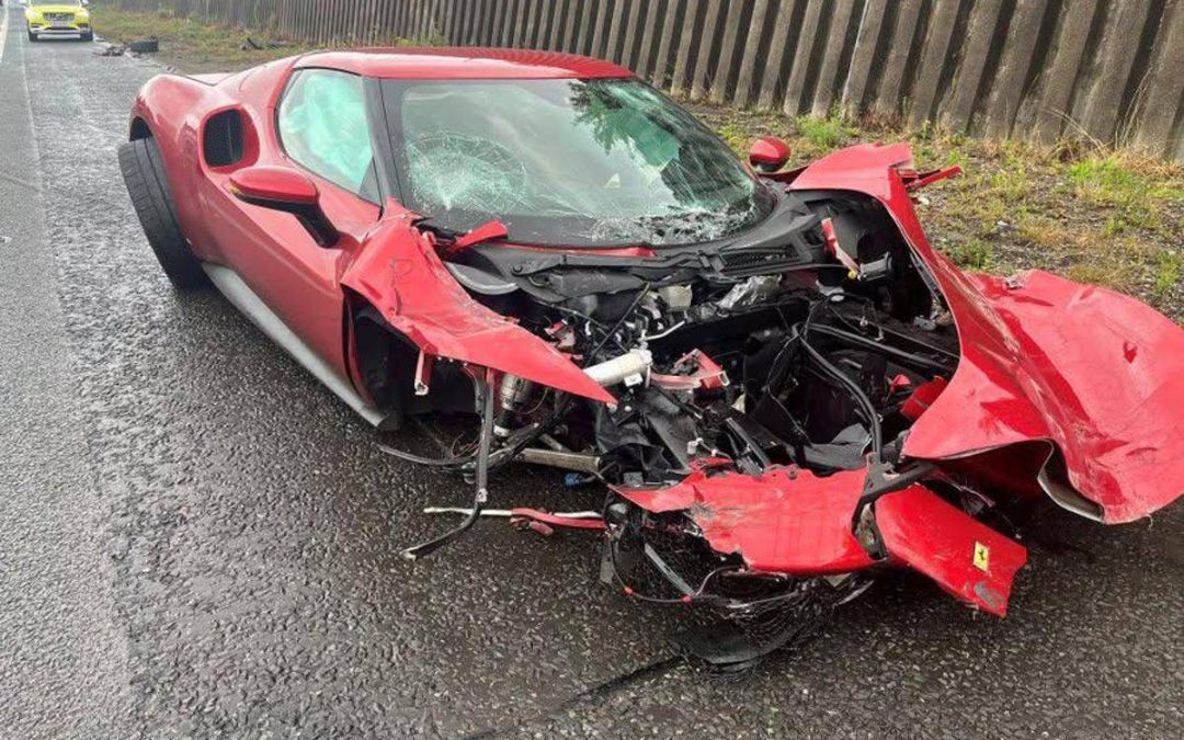 Perde il controllo sul bagnato e si schianta con la Ferrari da 300mila euro: lui illeso, l’auto a pezzi