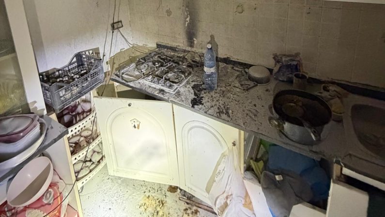 Lamezia, i poliziotti salvano quattro bambini da un incendio