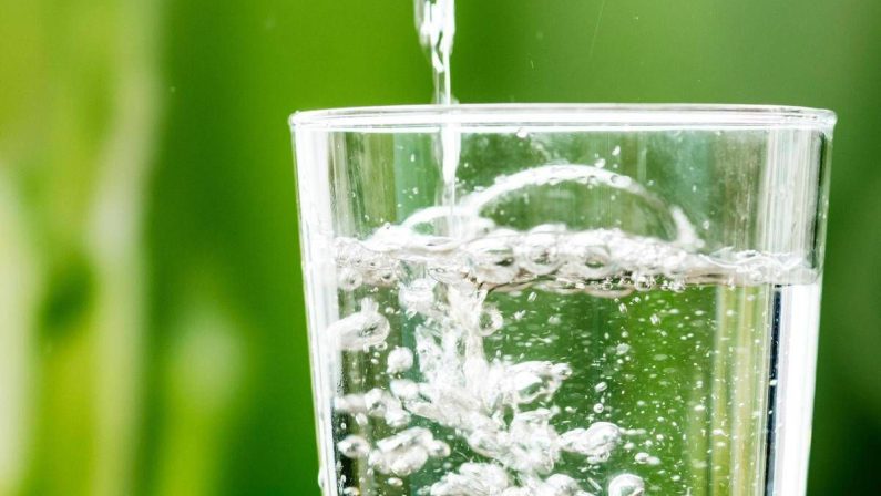 Acqua somministrata in bar e ristoranti, irregolare oltre un locale su due: i controlli dei Nas