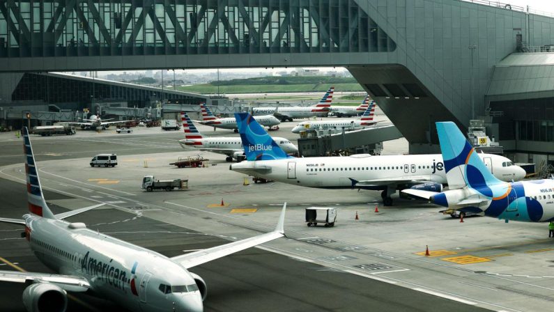 Aereo si scontra con camion a New York: “Due controllori hanno lasciato lavoro in anticipo”