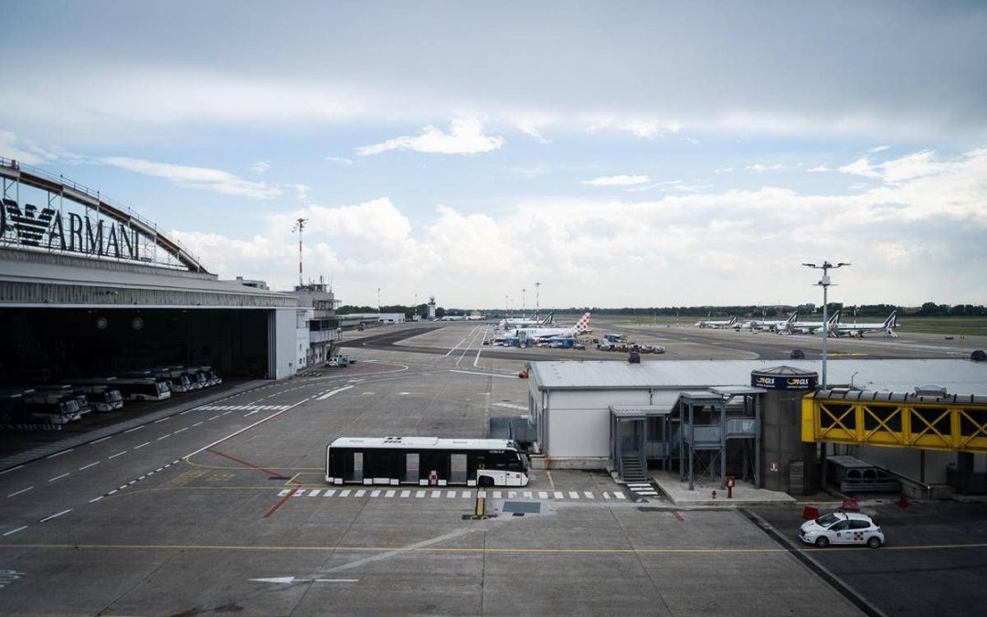 Milano, mezzo urta muso di un aereo a Linate: disagi già rientrati