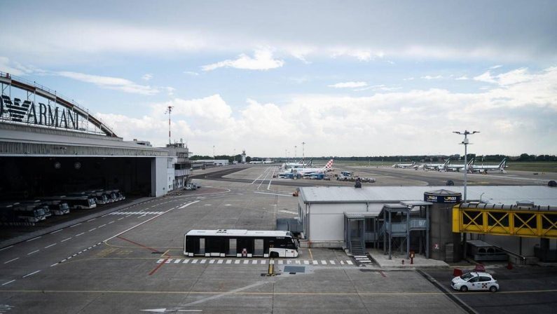 Milano, mezzo urta muso di un aereo a Linate: disagi già rientrati