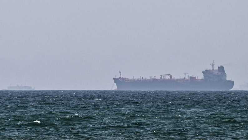 Iran, petroliera in fiamme al largo dell’Arabia Saudita: colpita da ‘proiettile non identificato’