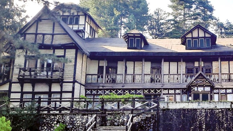 La proposta: un crowfounding per salvare l’Albergo delle Fate