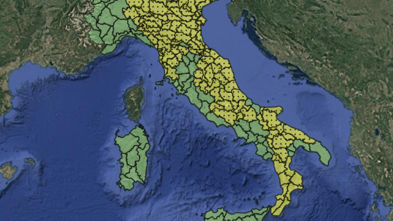 Maltempo, allerta meteo gialla per temporali oggi lunedì 17 agosto: la mappa delle 13 regioni a rischio