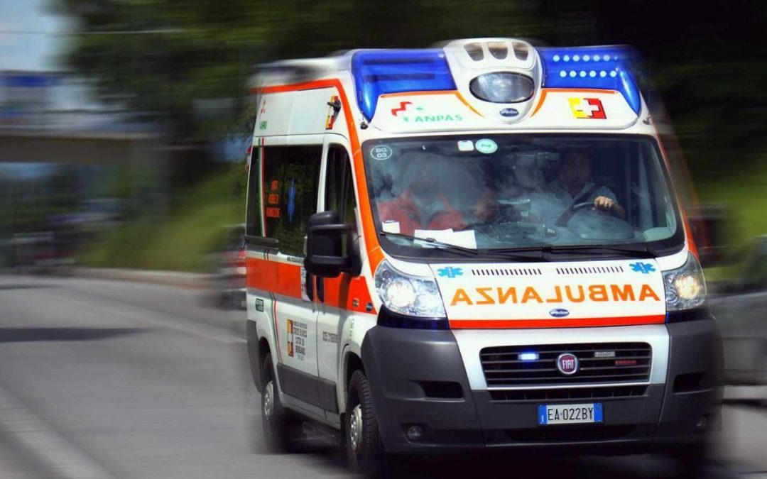 Furgone con braccianti a bordo si ribalta nel Foggiano, un morto e 8 feriti