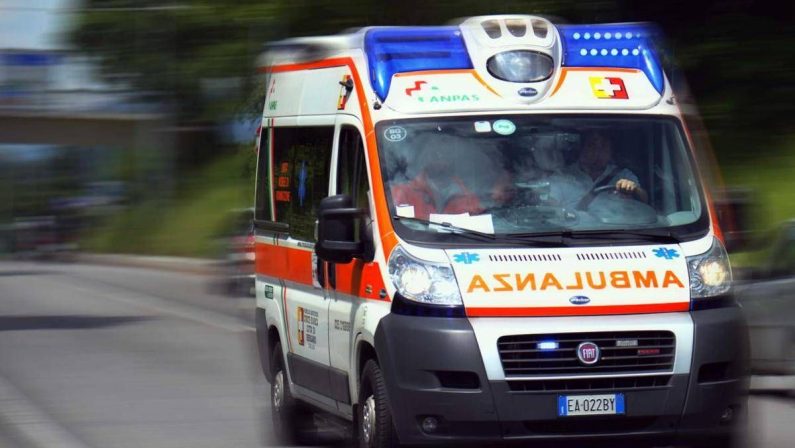 Furgone con braccianti a bordo si ribalta nel Foggiano, un morto e 8 feriti