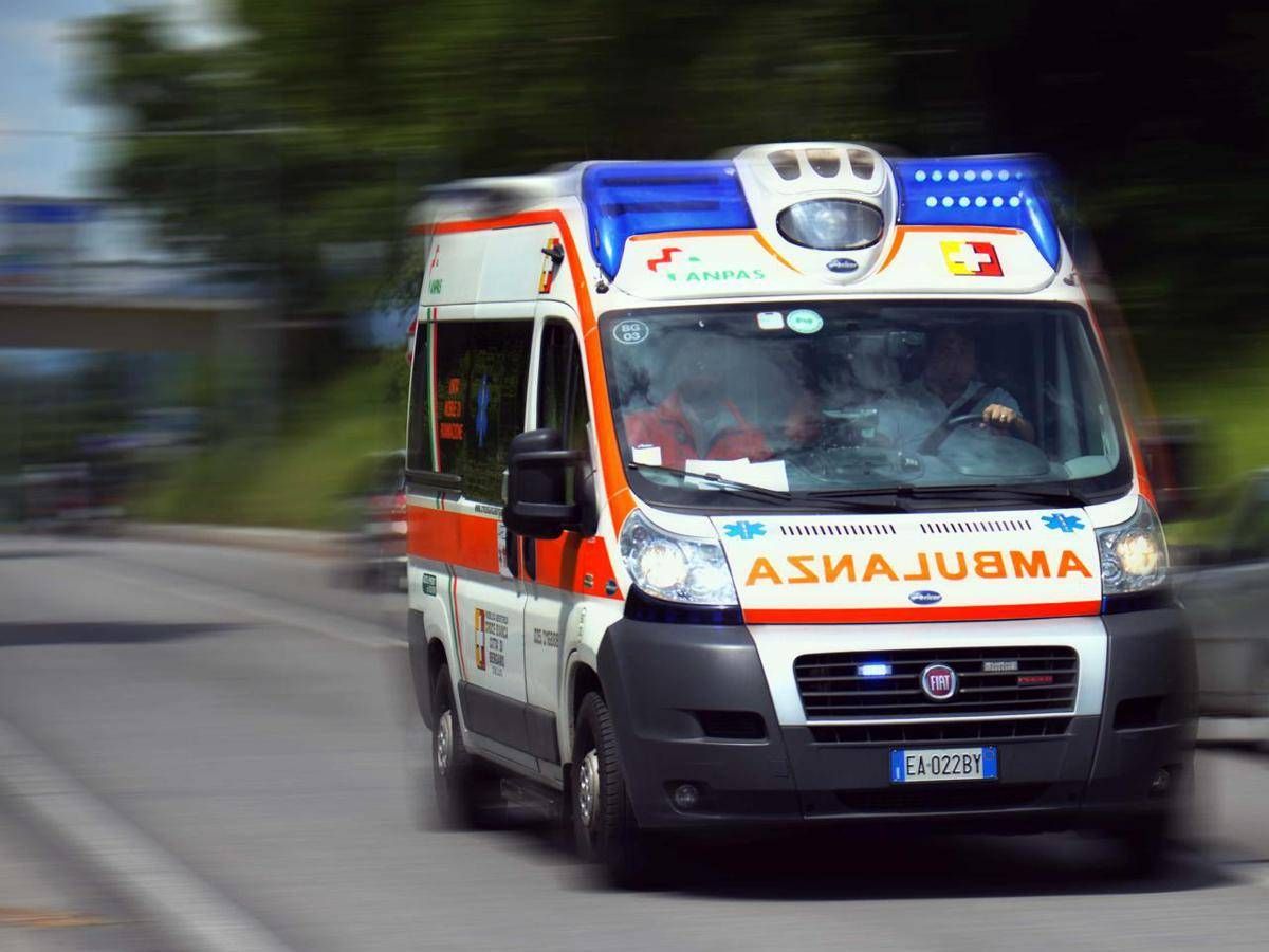 https://www.quotidianodelsud.it/wp-content/uploads/2026/08/ambulanza-in-emergenza.jpeg