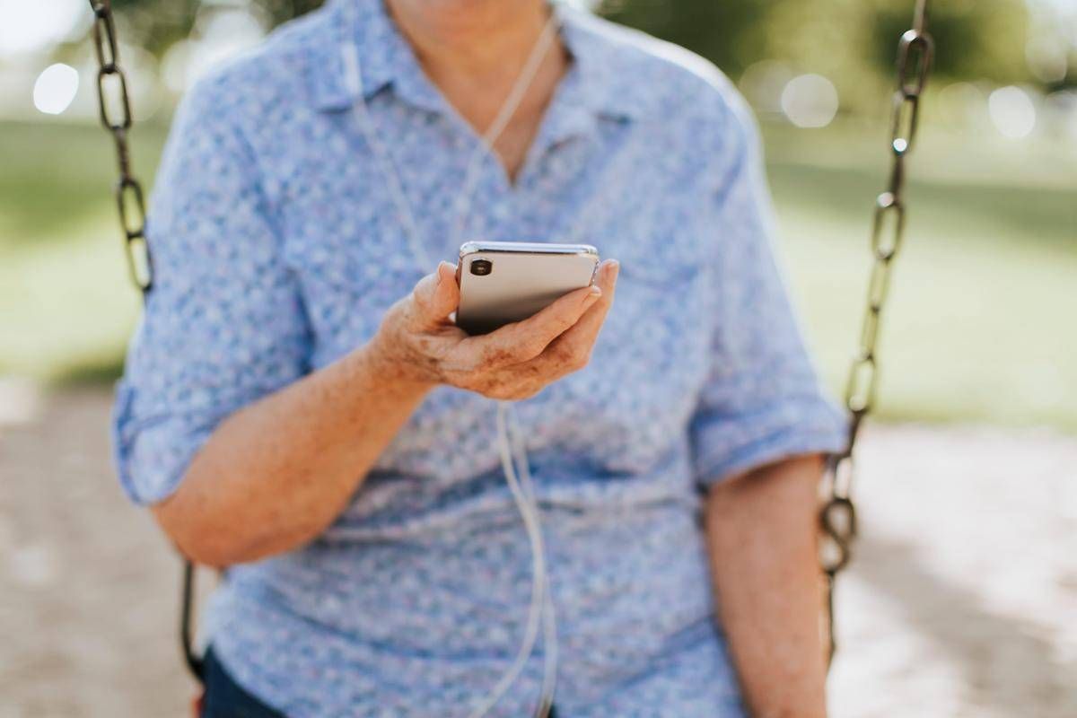 https://www.quotidianodelsud.it/wp-content/uploads/2026/08/anziana-telefono-123rf-free.jpeg