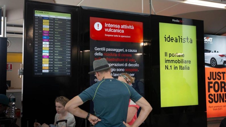Aeroporto di Catania, scende l’allerta per l’Etna: voli sospesi fino alle 14