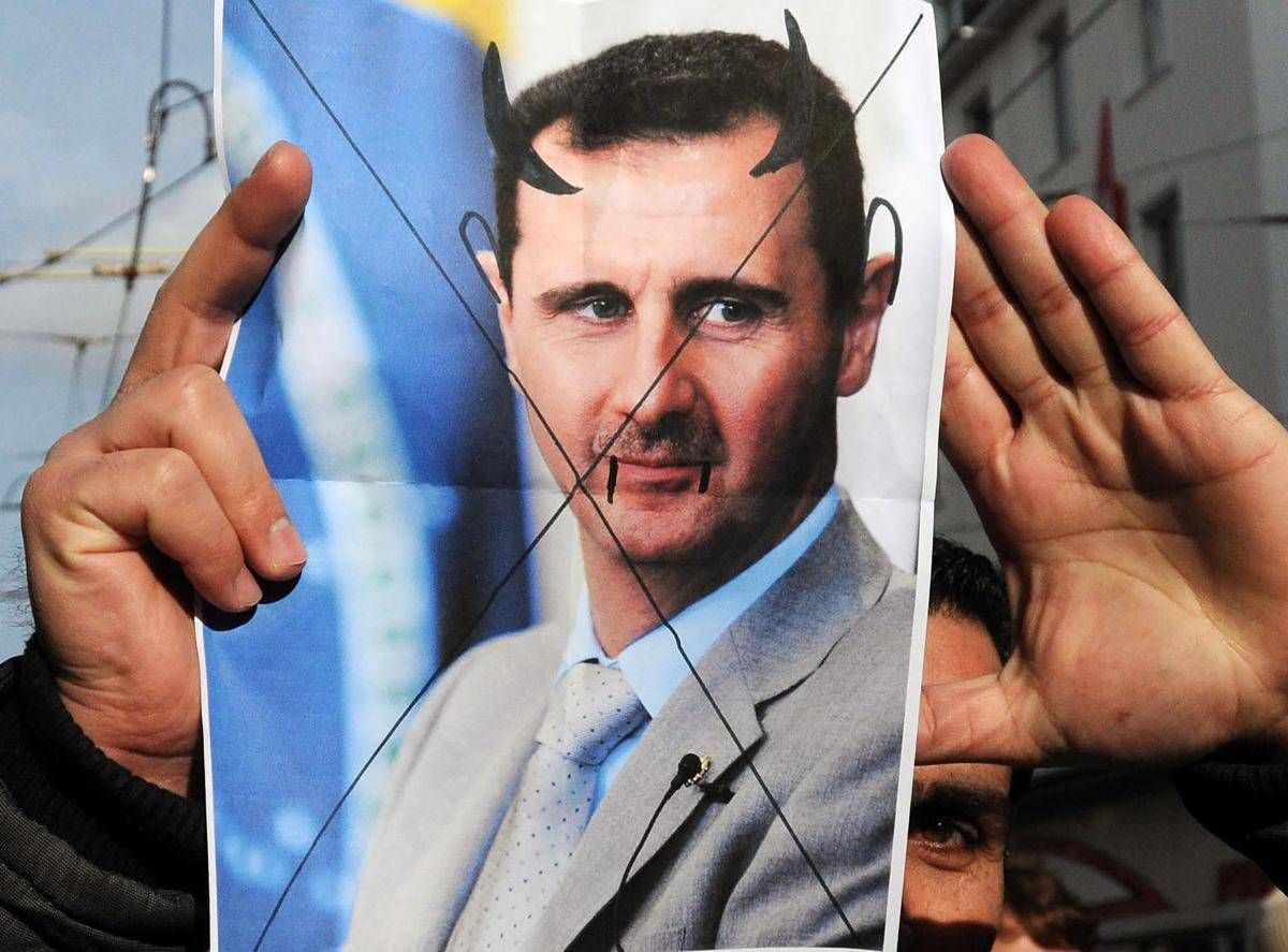 https://www.quotidianodelsud.it/wp-content/uploads/2026/08/assad-manifesto-ribelli-fg-ipa.jpeg