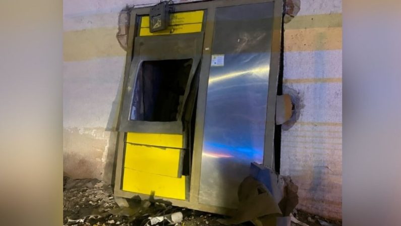 Assalto al bancomat ad Anoia, saltato in aria l’Atm di Poste Italiane