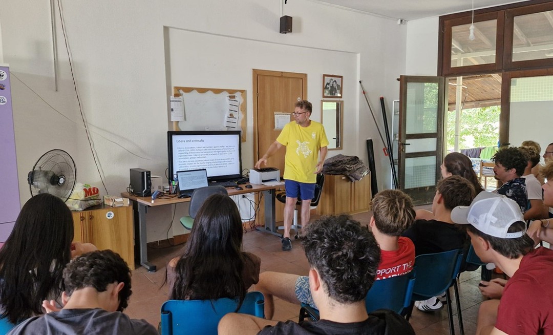 Il presidente del Wwf di Crotone Paolo Asteriti durante una lezione di legalità al Cela di S. Leonardo di Cutro