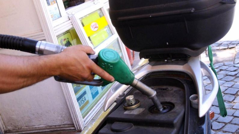 Carburante annacquato, irregolare un distributore su cinque. Pd: “Governo intervenga”. Lega: “Bene controlli Gdf”