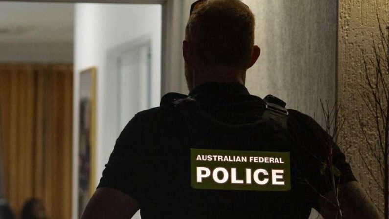 Australia, allarme per corpo in una valigia… ma era una bambola sexy