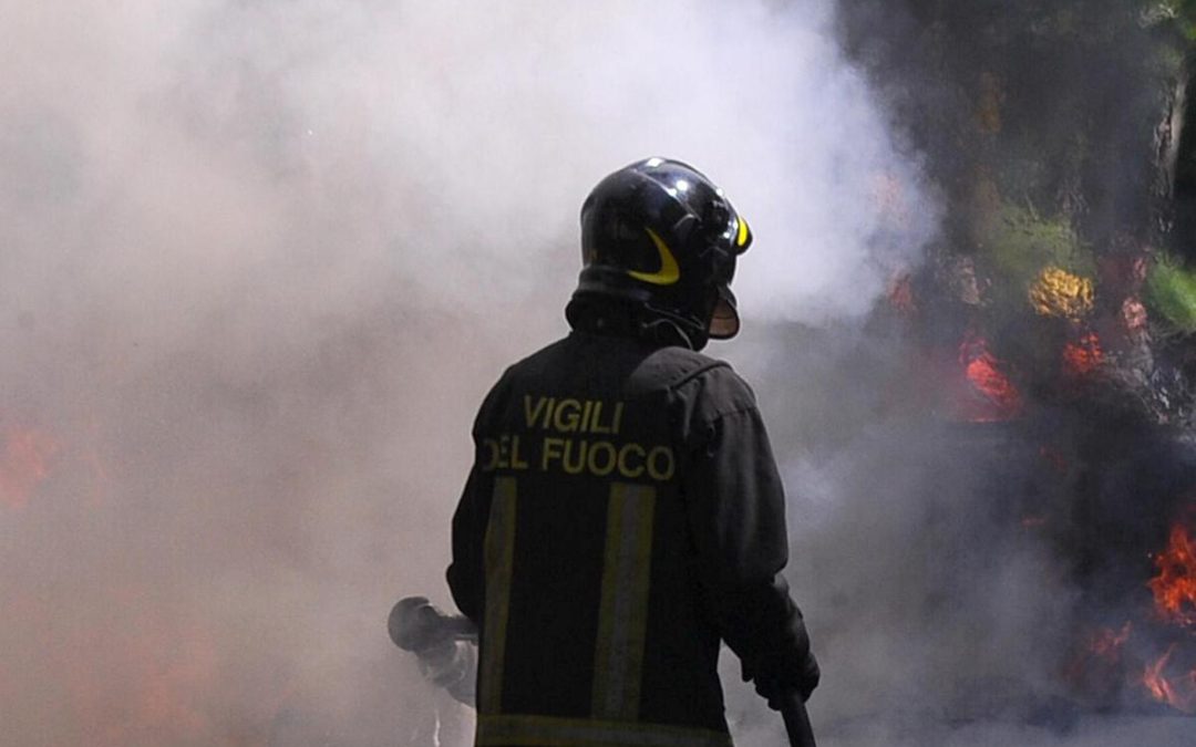 Roma, incendio a Tor di Valle: chiuso tratto della via del Mare verso Ostia. Deviazioni e lunghe code